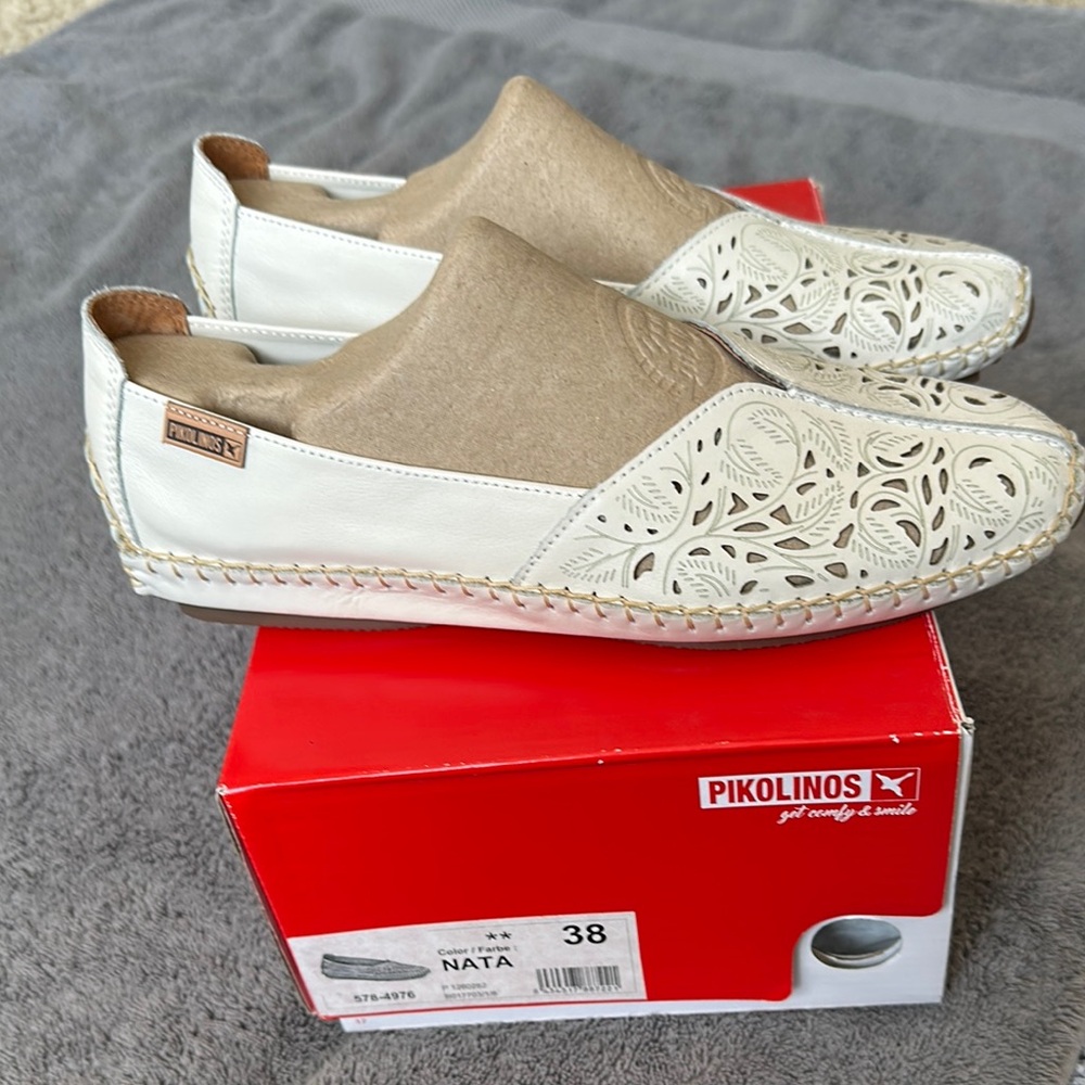 Pikolinos Cream and Tan Slip-On Loafers